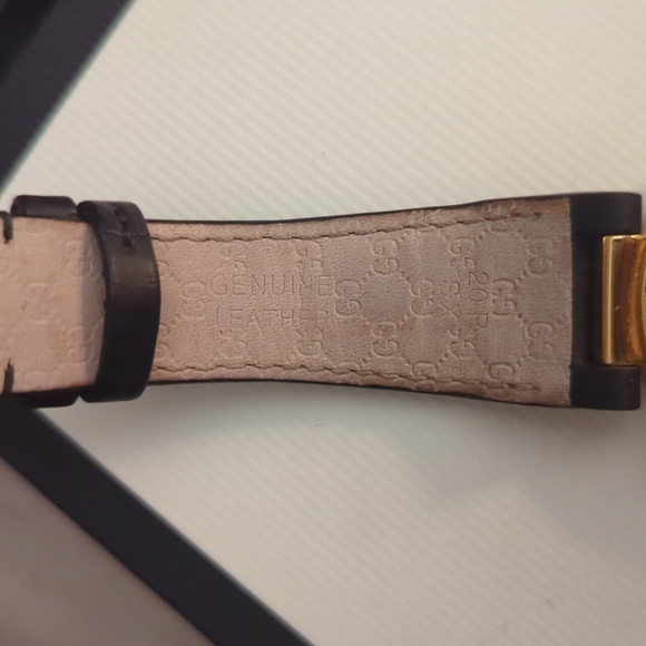 Gucci Interlocking Gold G Unisex Watch - Picture 4 of 5